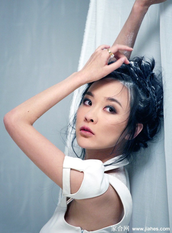 霍思燕:另类白雪公主的惊艳蜕变 霍思燕在森林背景中,仿佛童话走出,却带着现实世界的坚韧魅力